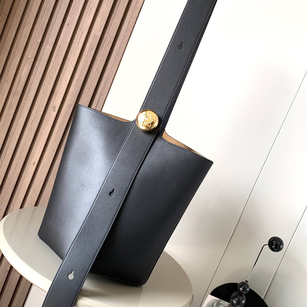 L0ew* Medium Pebble bucket in smooth calfskin(high-end grade)