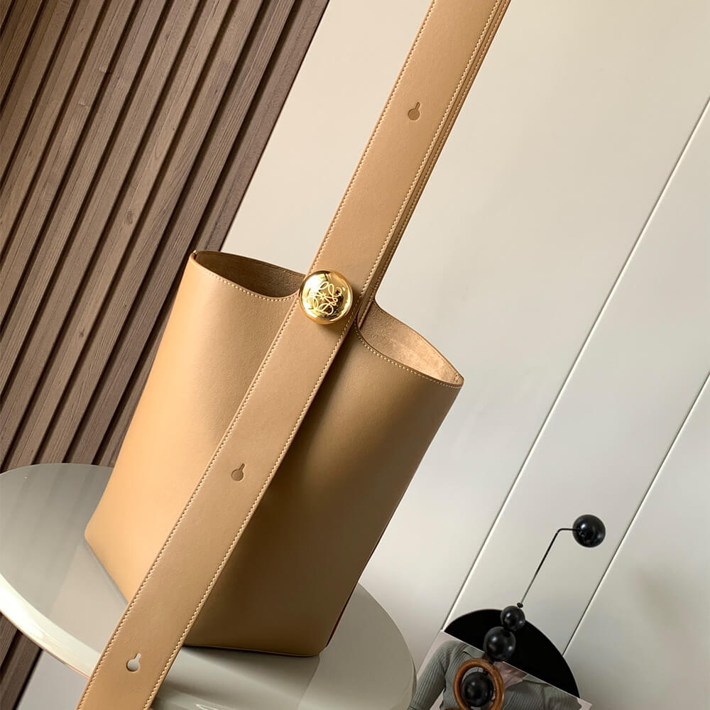 L0ew* Medium Pebble bucket in smooth calfskin(high-end grade)