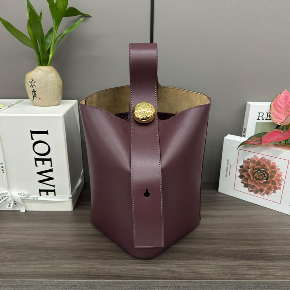 L0ew* Medium Pebble bucket in smooth calfskin(high-end grade)