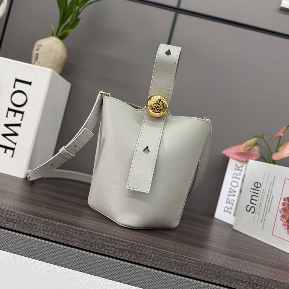 L0ew* Mini Pebble bucket in smooth calfskin(high-end grade)