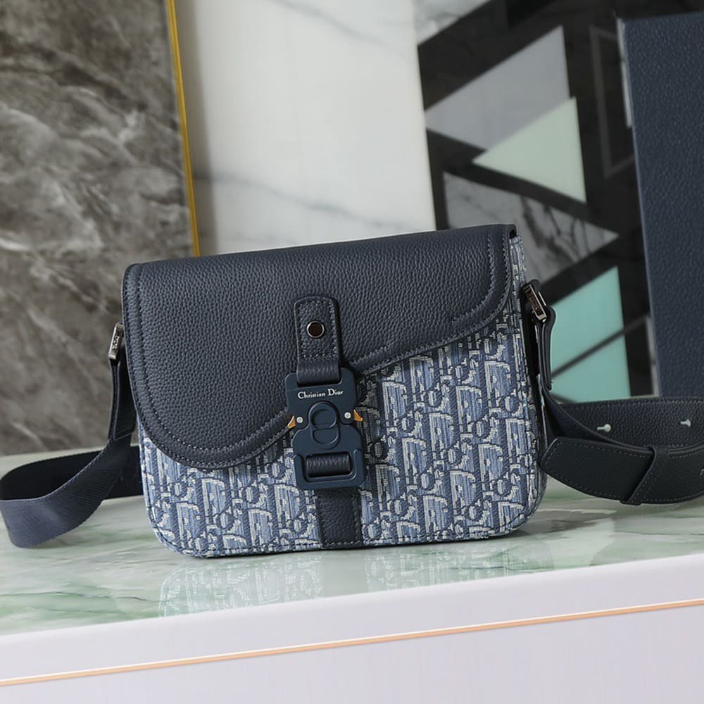 D10r Small Saddle Messenger Bag with Flap