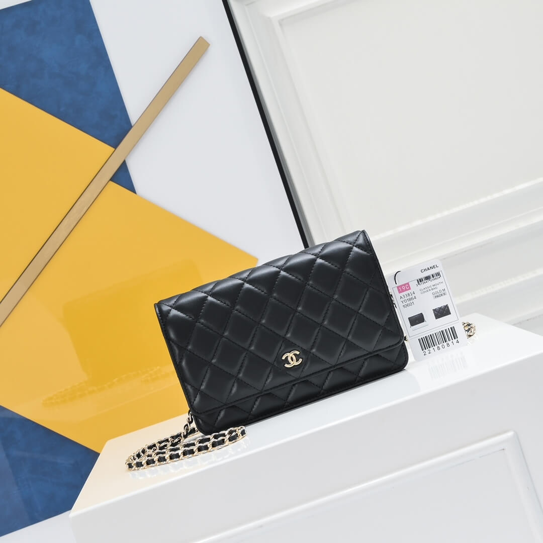 Ch**el classic chain wallet