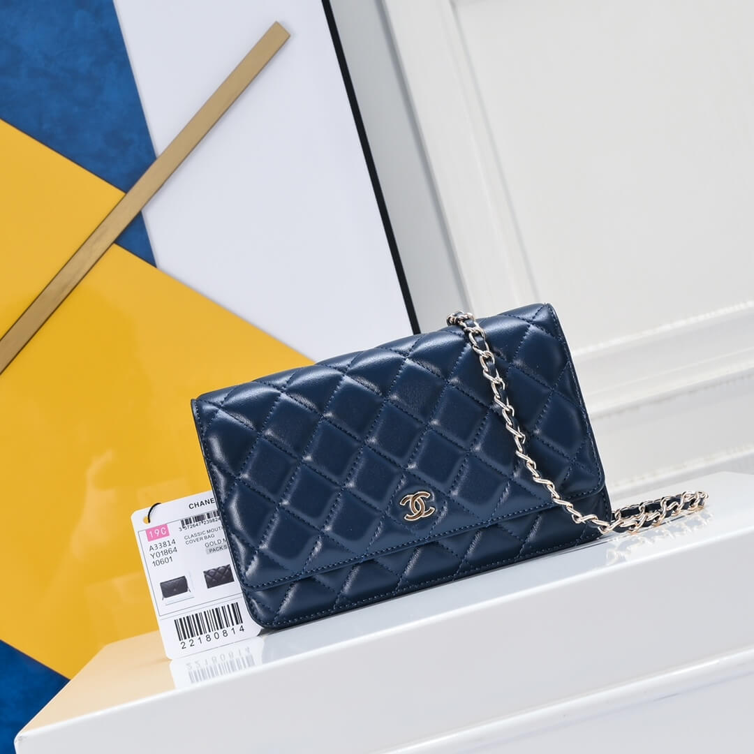 Ch**el classic chain wallet