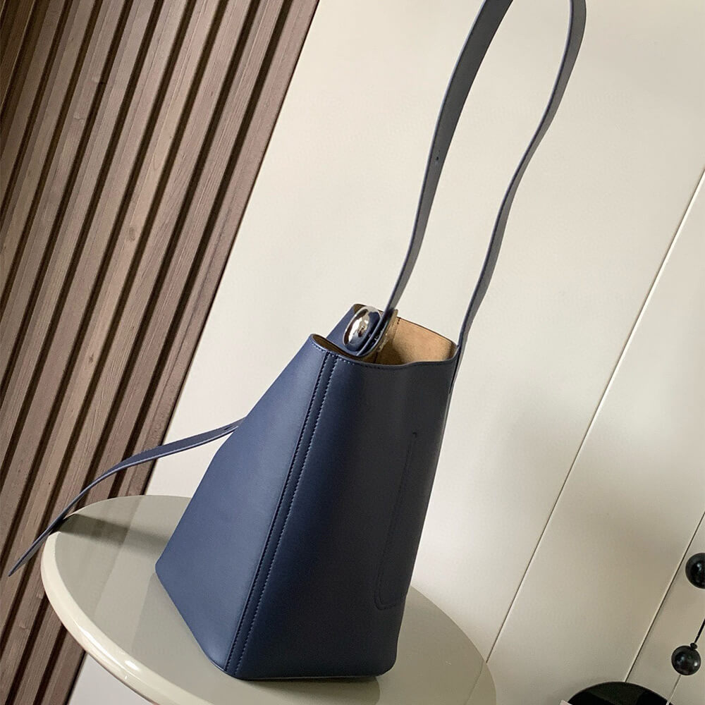 L0ew* Medium Pebble bucket in smooth calfskin(high-end grade)