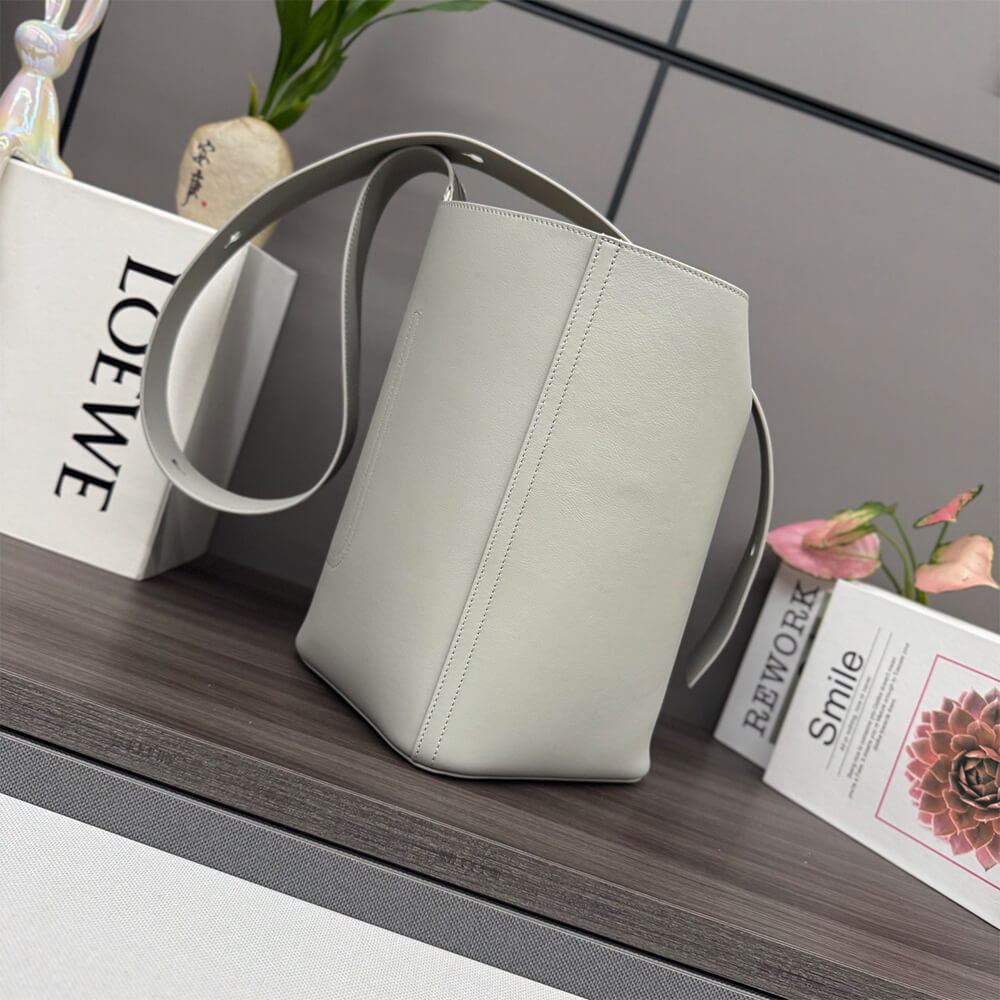 L0ew* Medium Pebble bucket in smooth calfskin(high-end grade)
