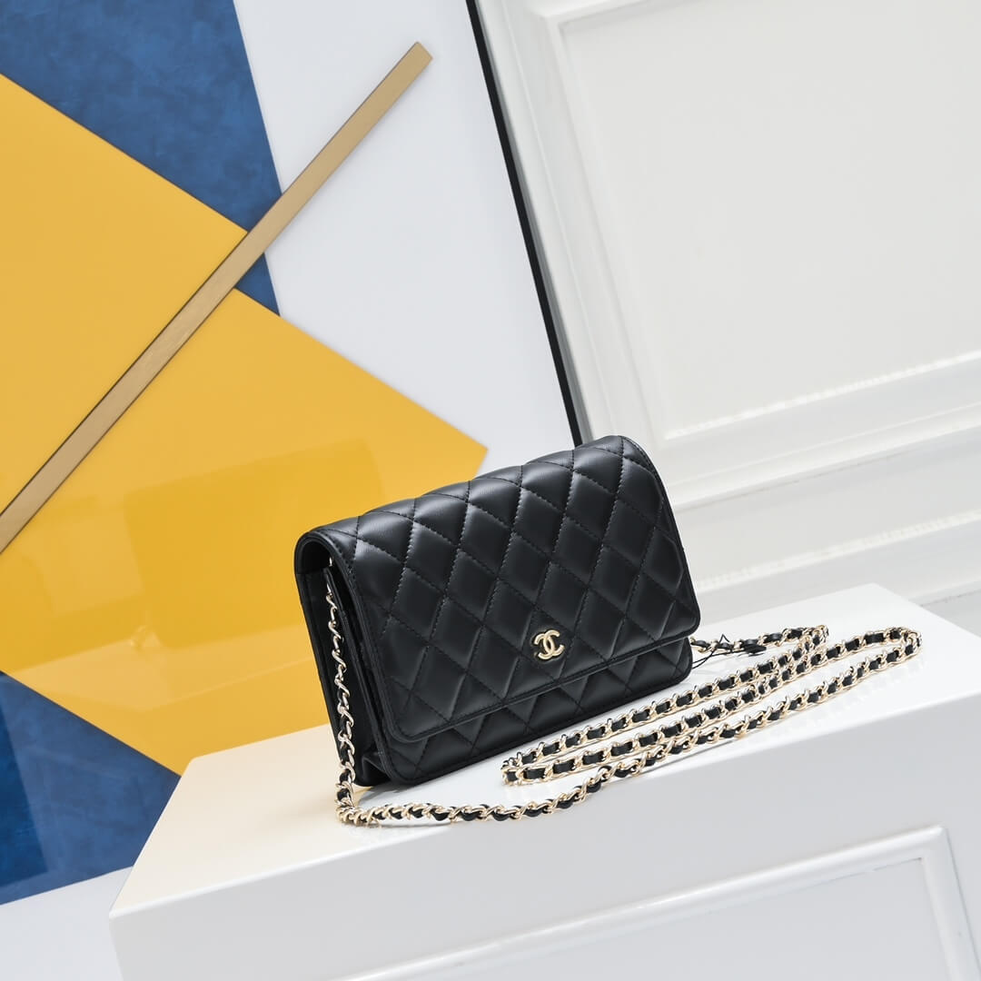 Ch**el classic chain wallet