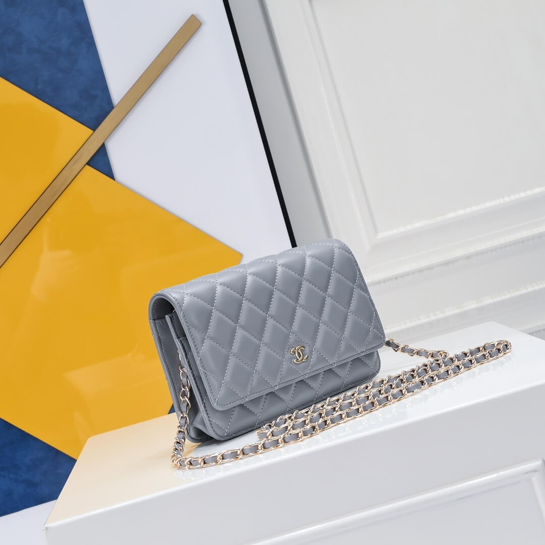 Ch**el classic chain wallet