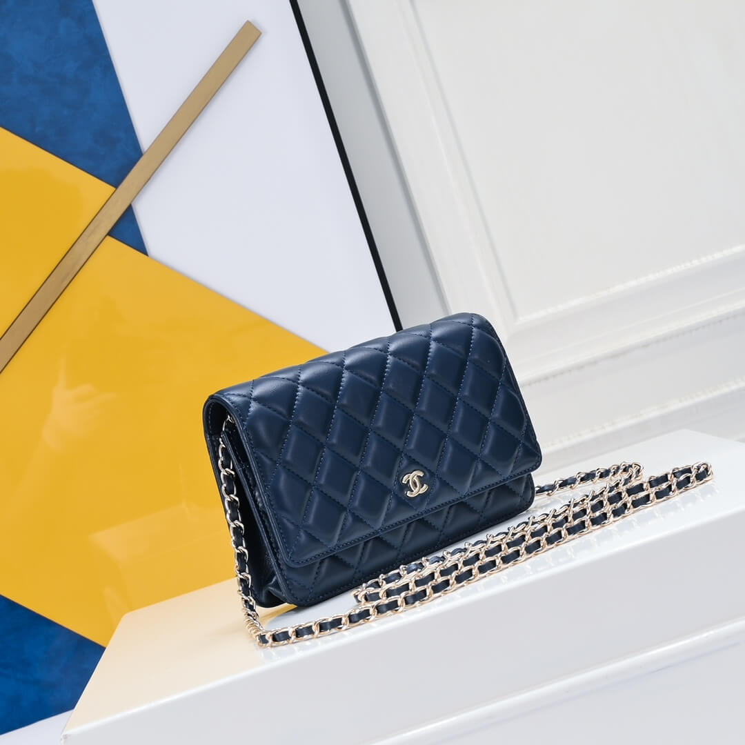 Ch**el classic chain wallet