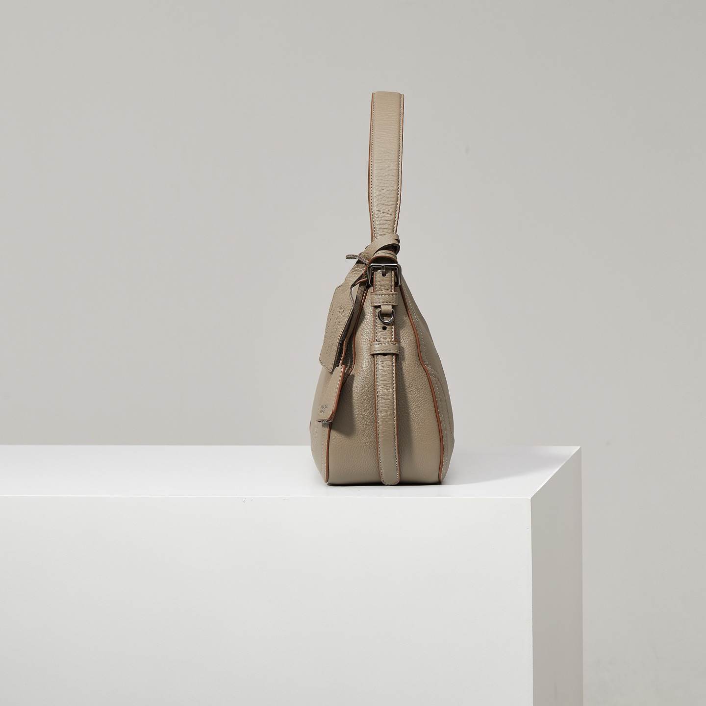 Pra*a Aimèe large leather shoulder bag(HIGH-END GRADE)