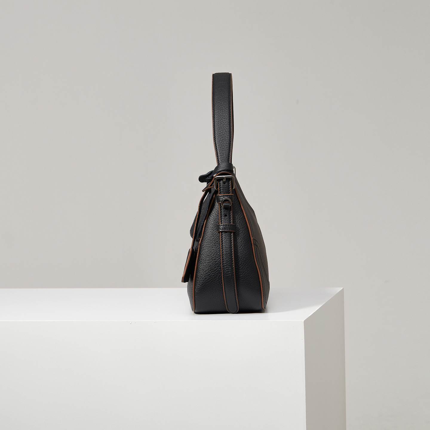 Pra*a Aimèe large leather shoulder bag(HIGH-END GRADE)