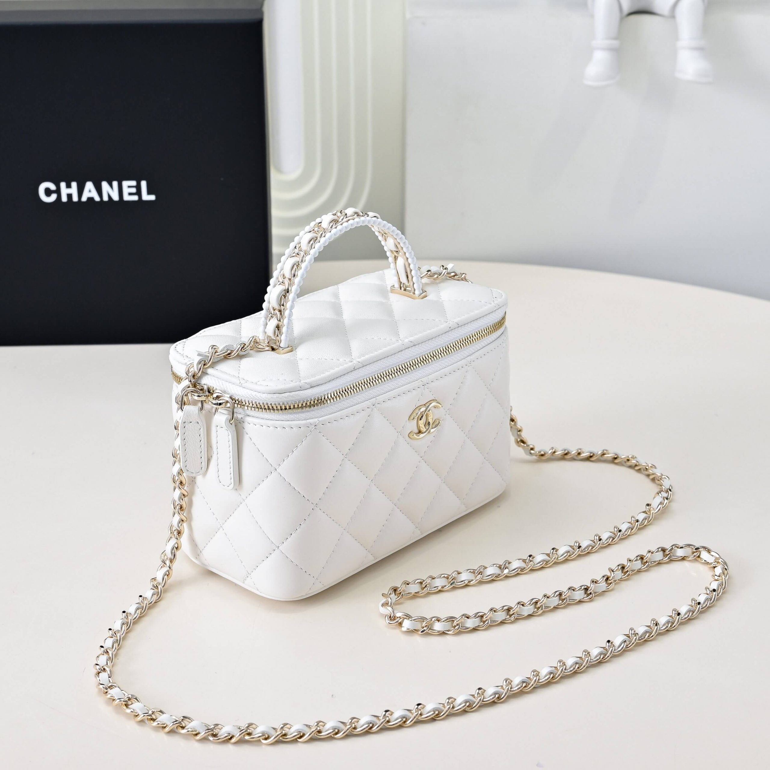 Ch**el Long Vanity with chain