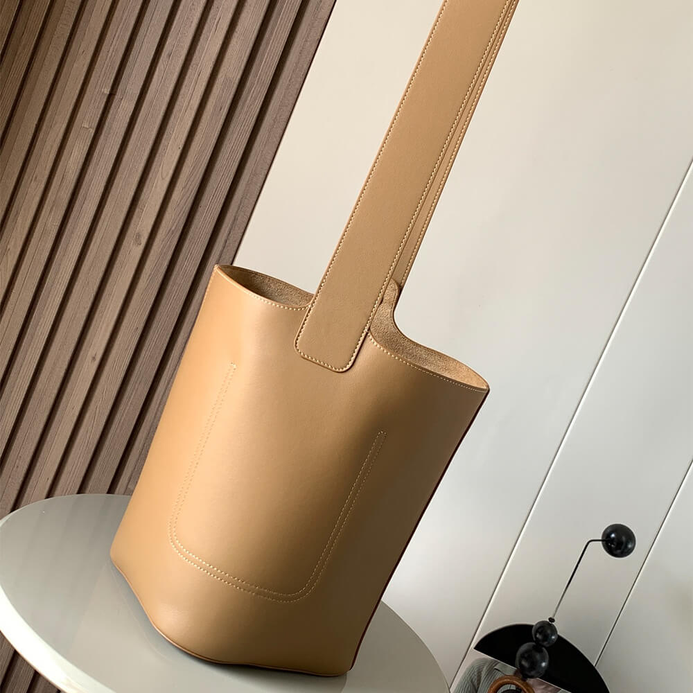 L0ew* Medium Pebble bucket in smooth calfskin(high-end grade)
