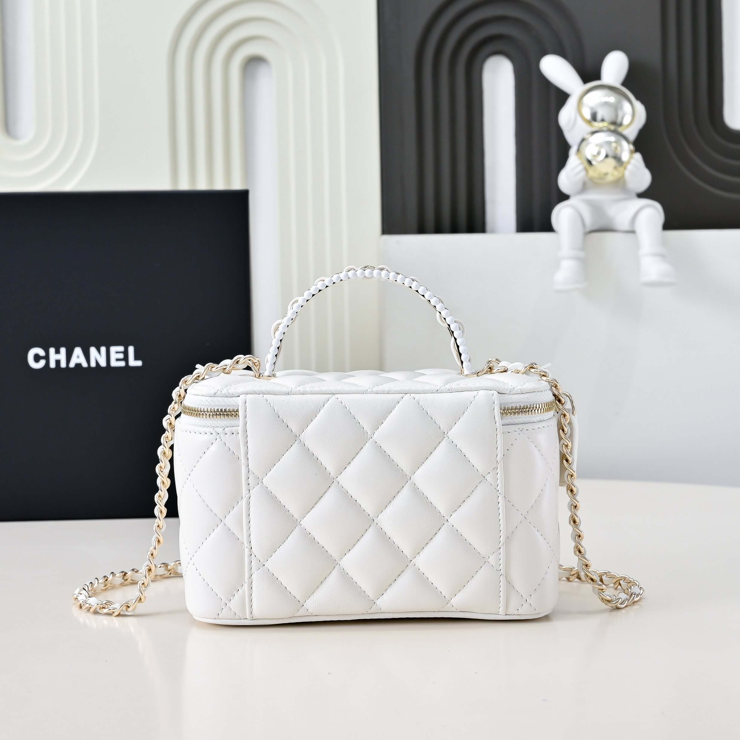 Ch**el Long Vanity with chain