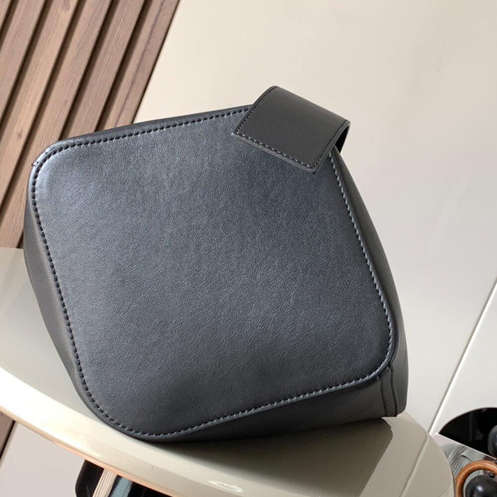 L0ew* Medium Pebble bucket in smooth calfskin(high-end grade)