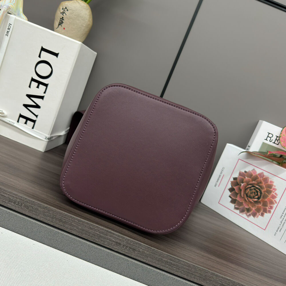 L0ew* Medium Pebble bucket in smooth calfskin(high-end grade)