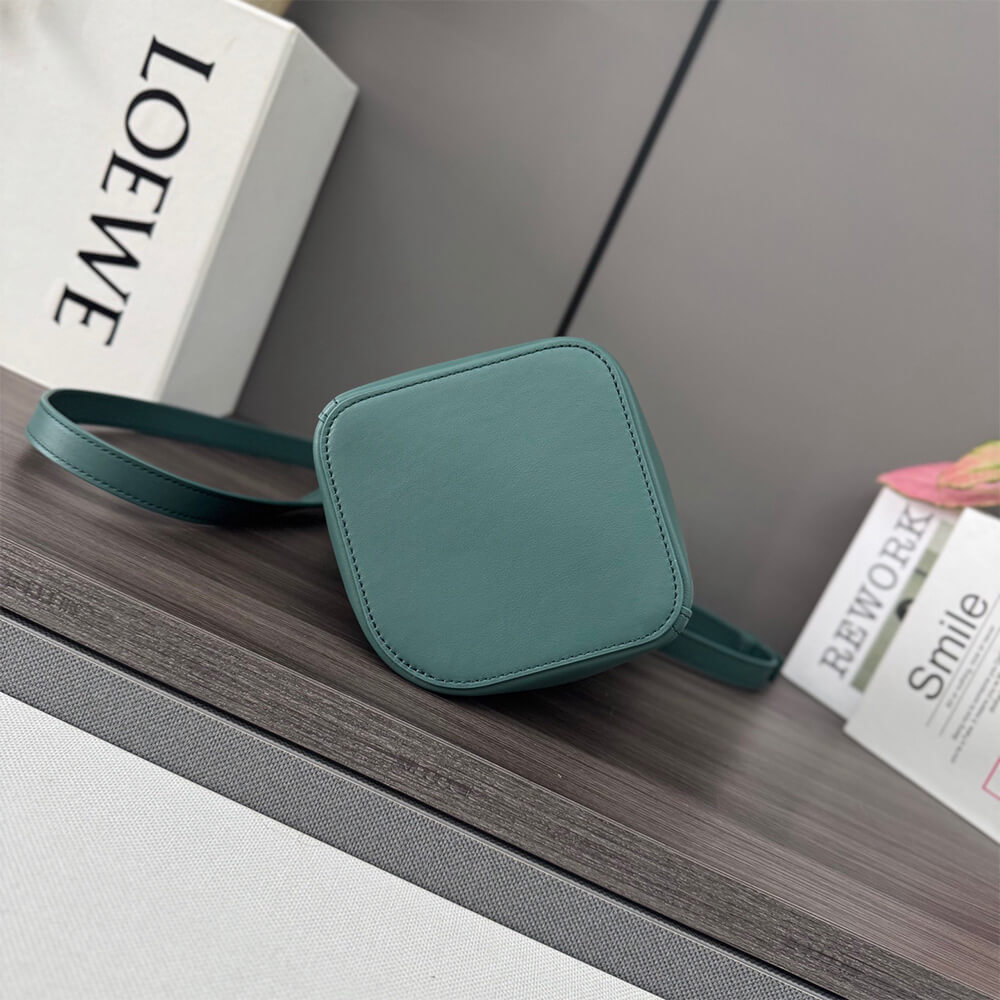 L0ew* Mini Pebble bucket in smooth calfskin(high-end grade)