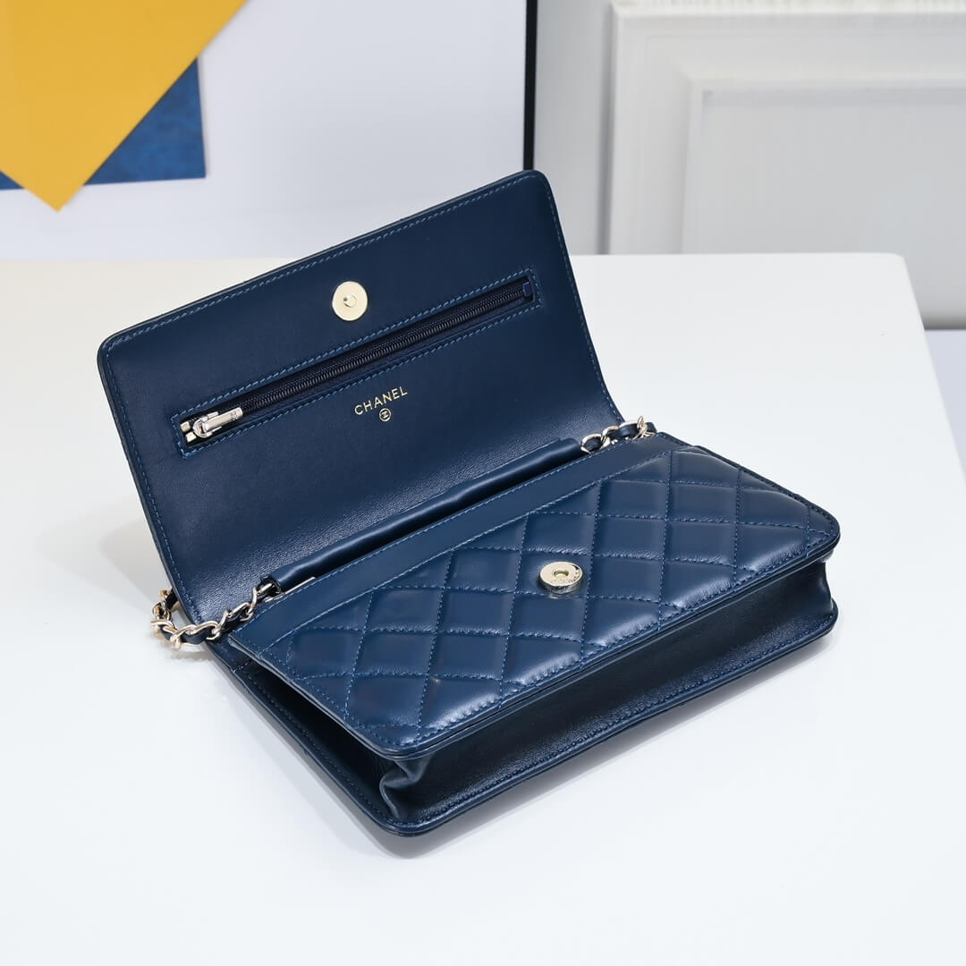 Ch**el classic chain wallet