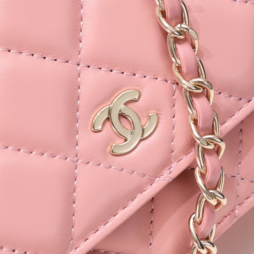 Ch**el classic chain wallet