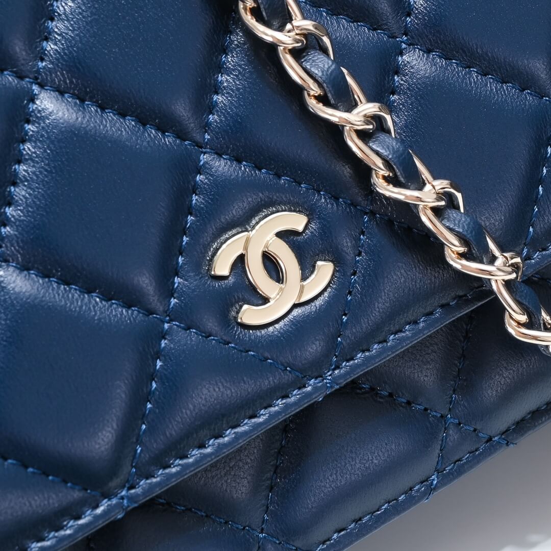 Ch**el classic chain wallet