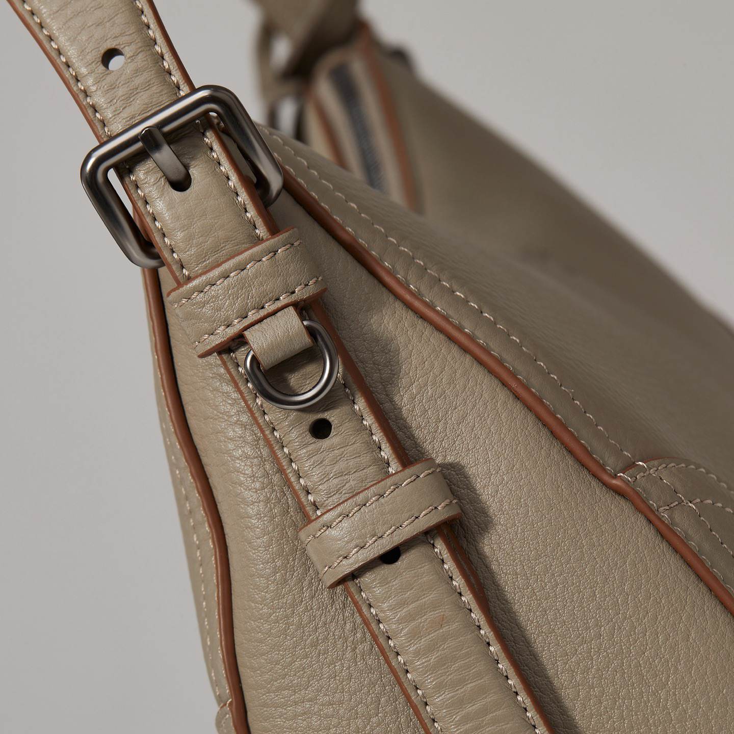 Pra*a Aimèe large leather shoulder bag(HIGH-END GRADE)