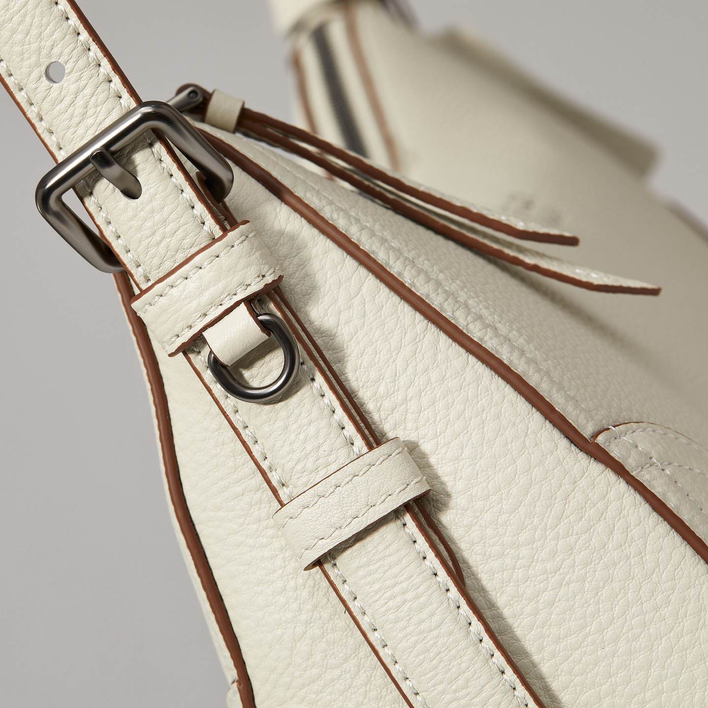 Pra*a Aimèe large leather shoulder bag(HIGH-END GRADE)