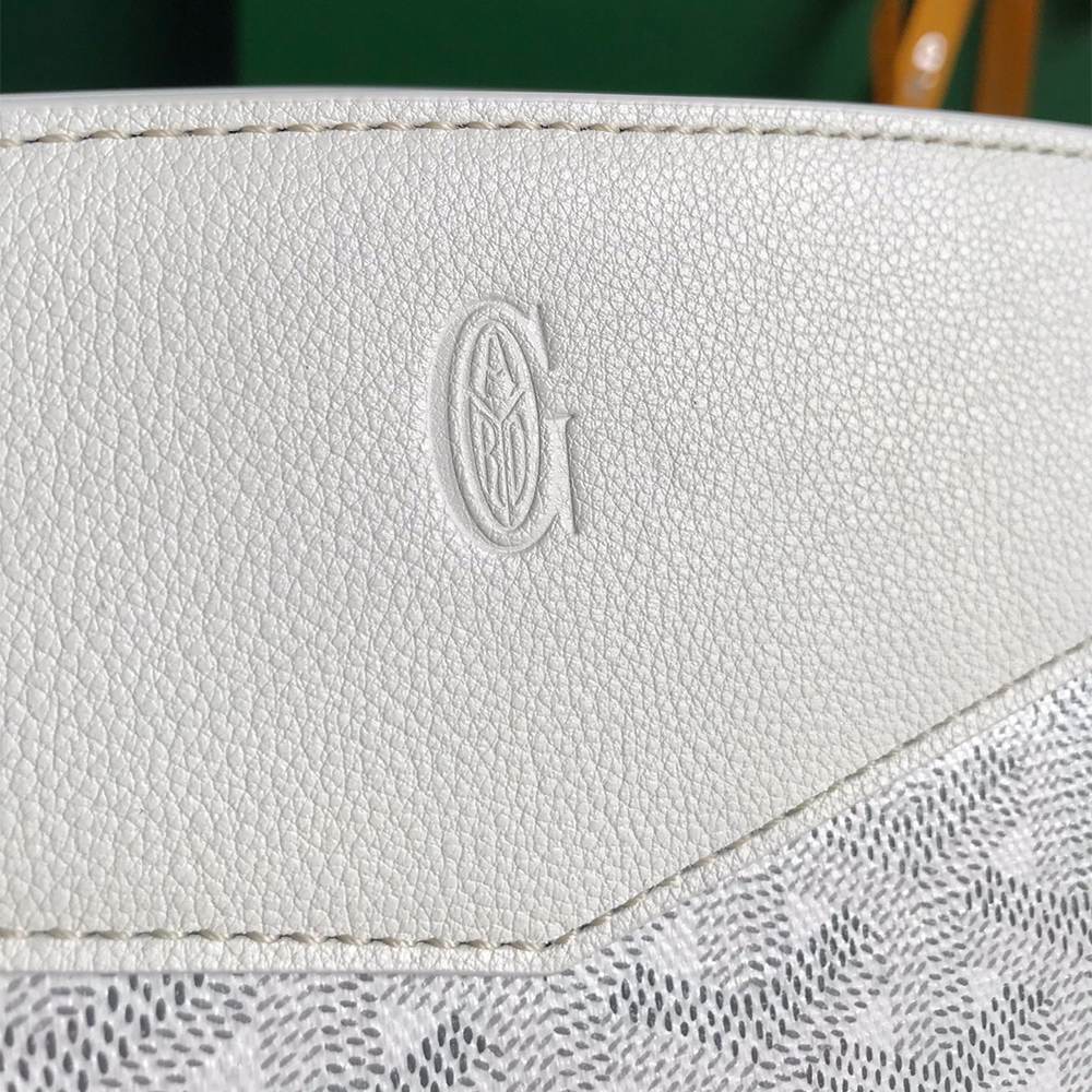 G09ard Structured Roulette PM Bag