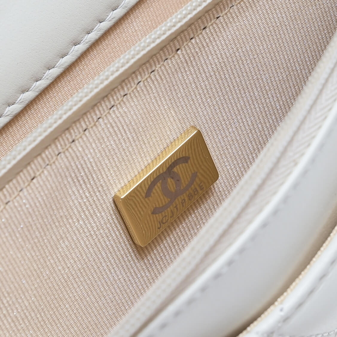 Ch**el classic chain wallet