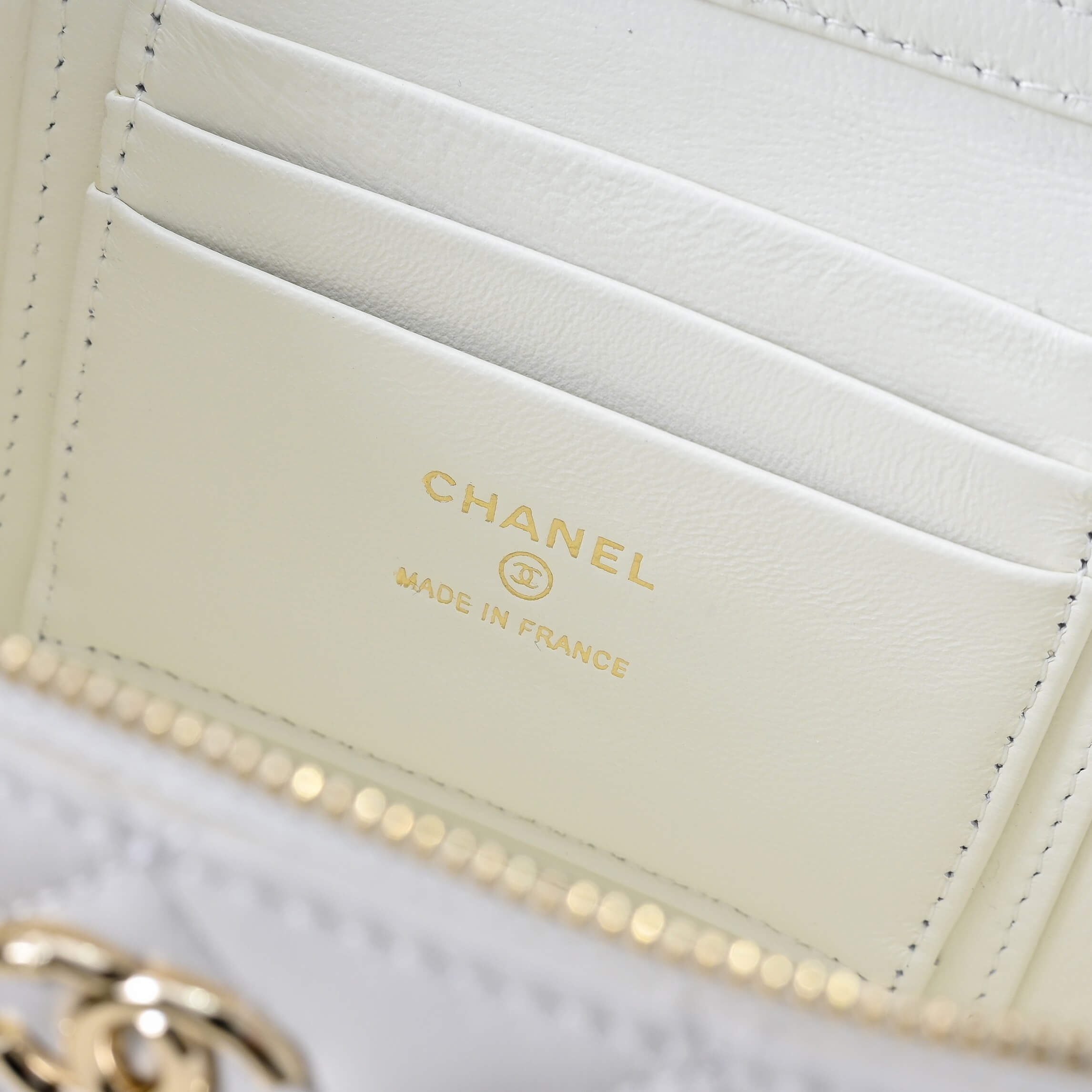 Ch**el Long Vanity with chain