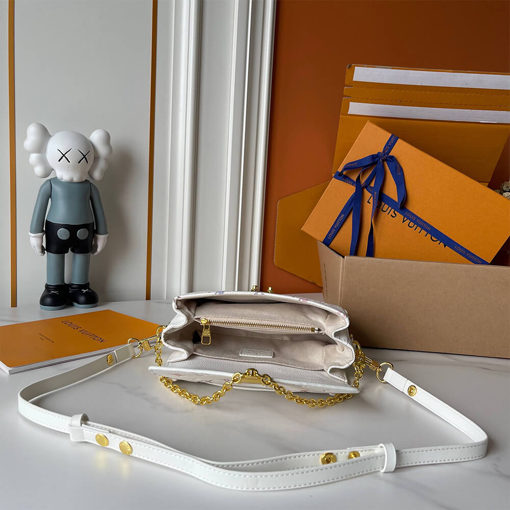 LV Pochette M??tis East West