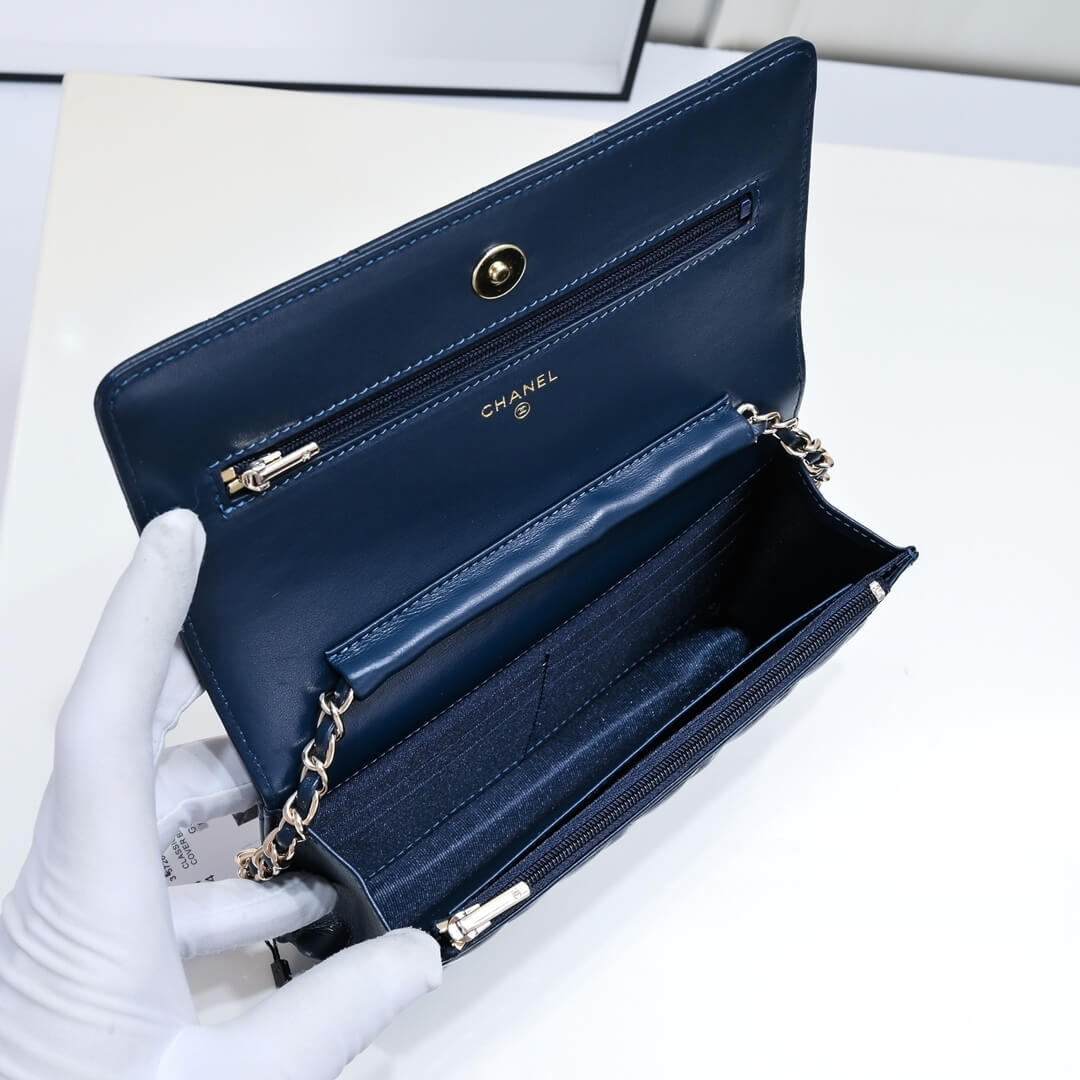 Ch**el classic chain wallet