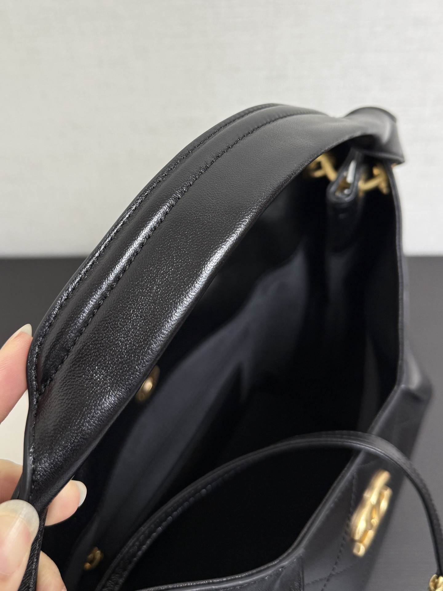 Ch**el Large Hobo Bag(HIGH-END GRADE)