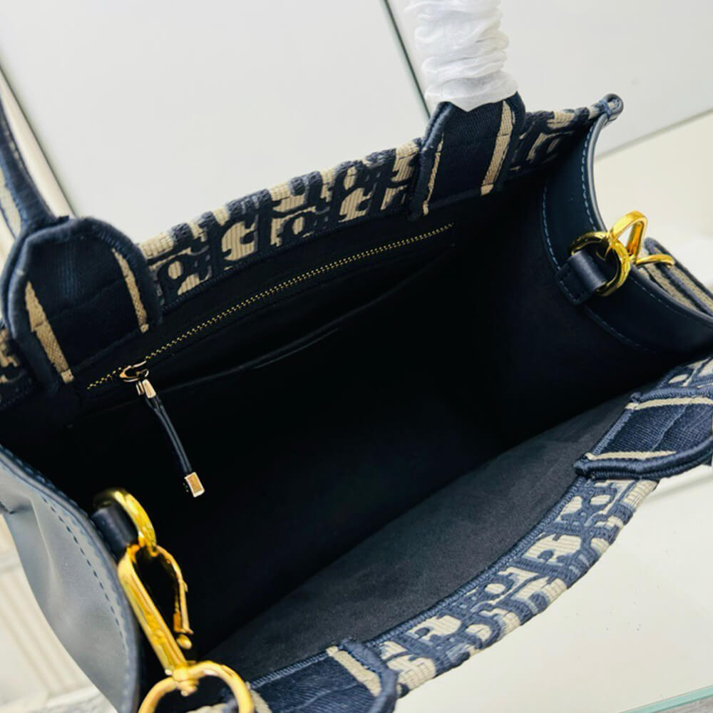 Small D10r Book Tote