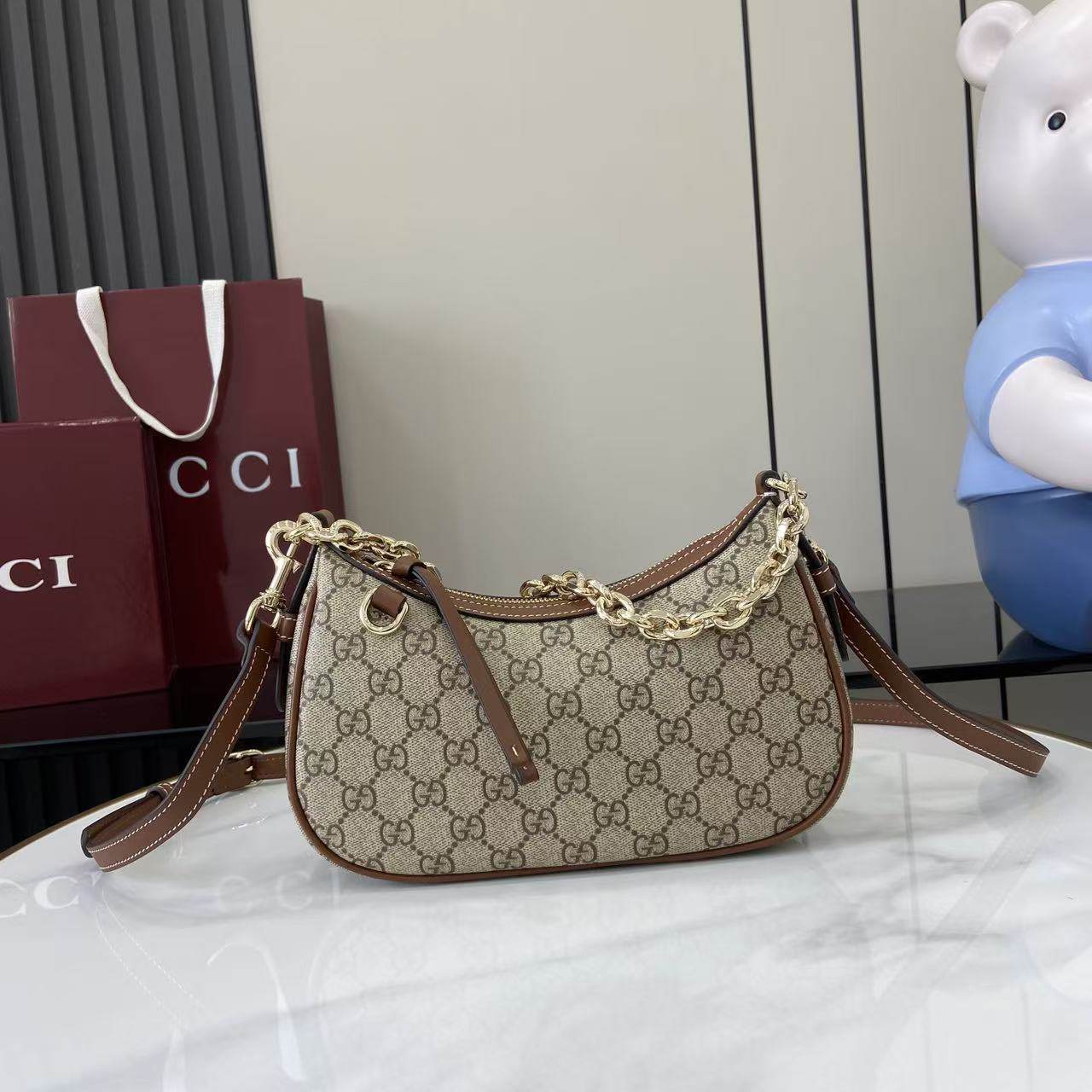 GG Emblem small shoulder bag