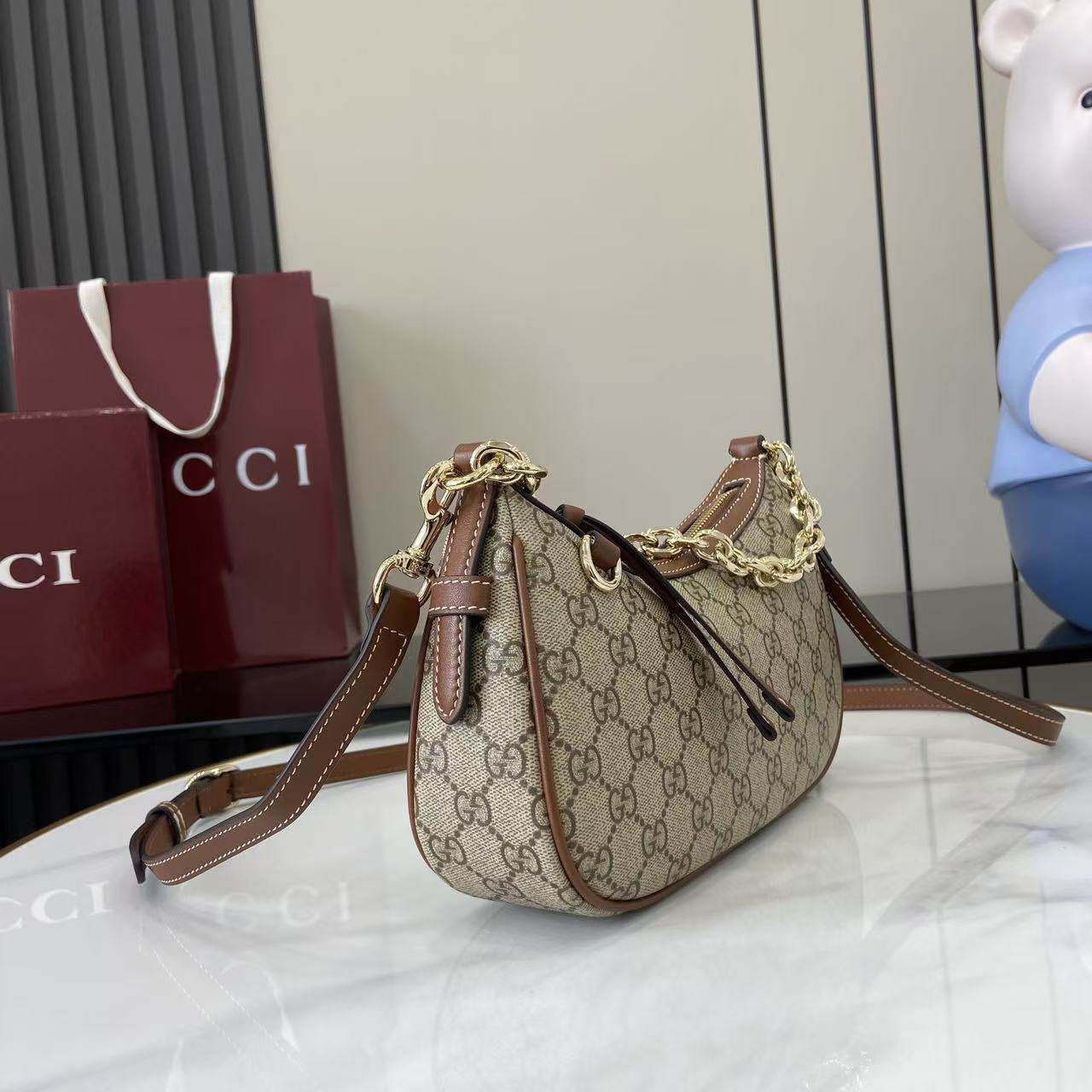 GG Emblem small shoulder bag