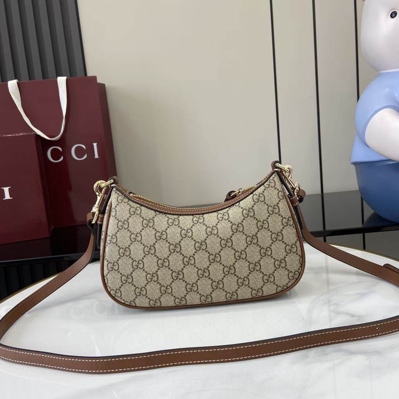 GG Emblem small shoulder bag
