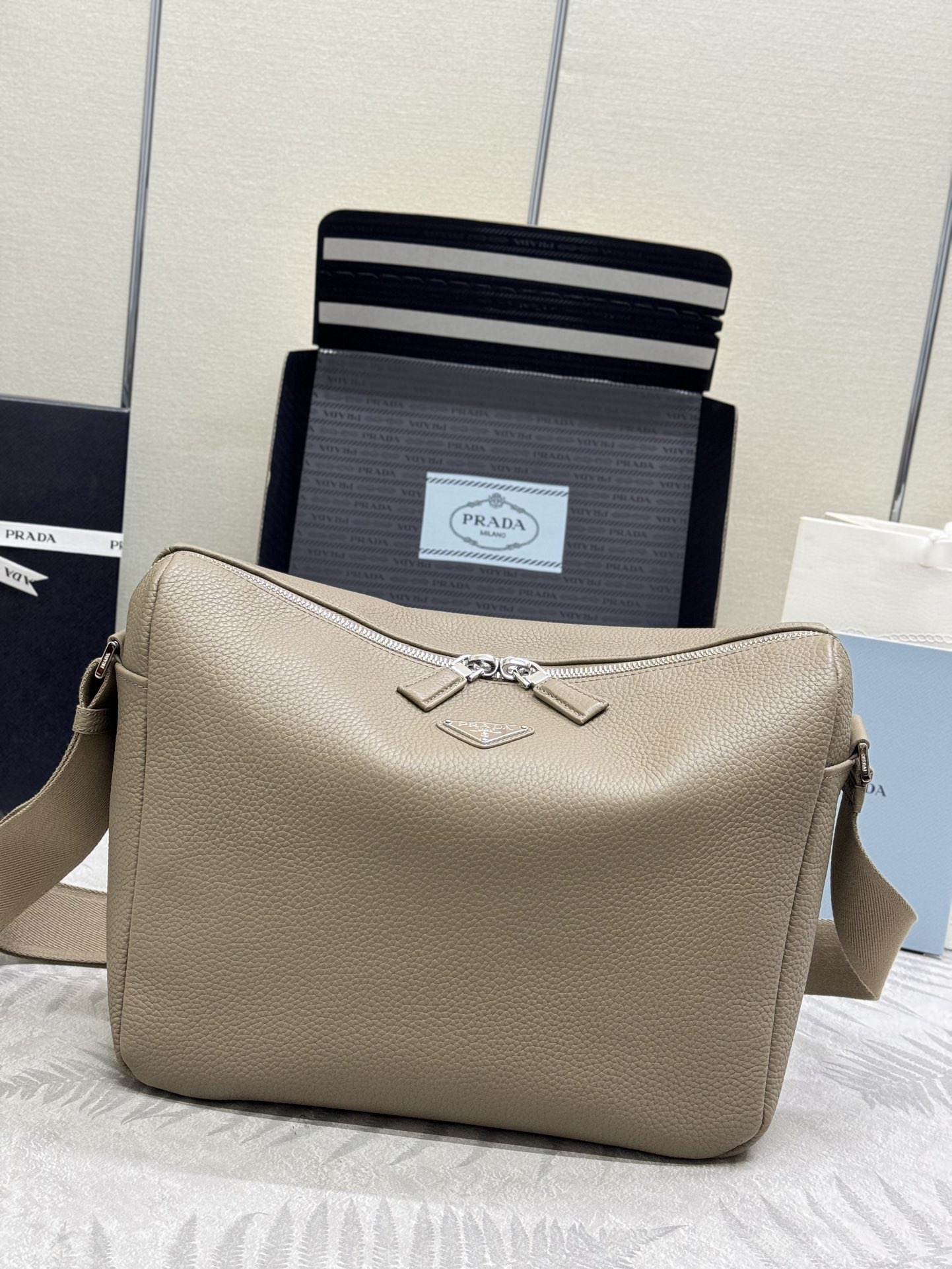 Pra*a Medium leather shoulder bag(HIGH-END GRADE)