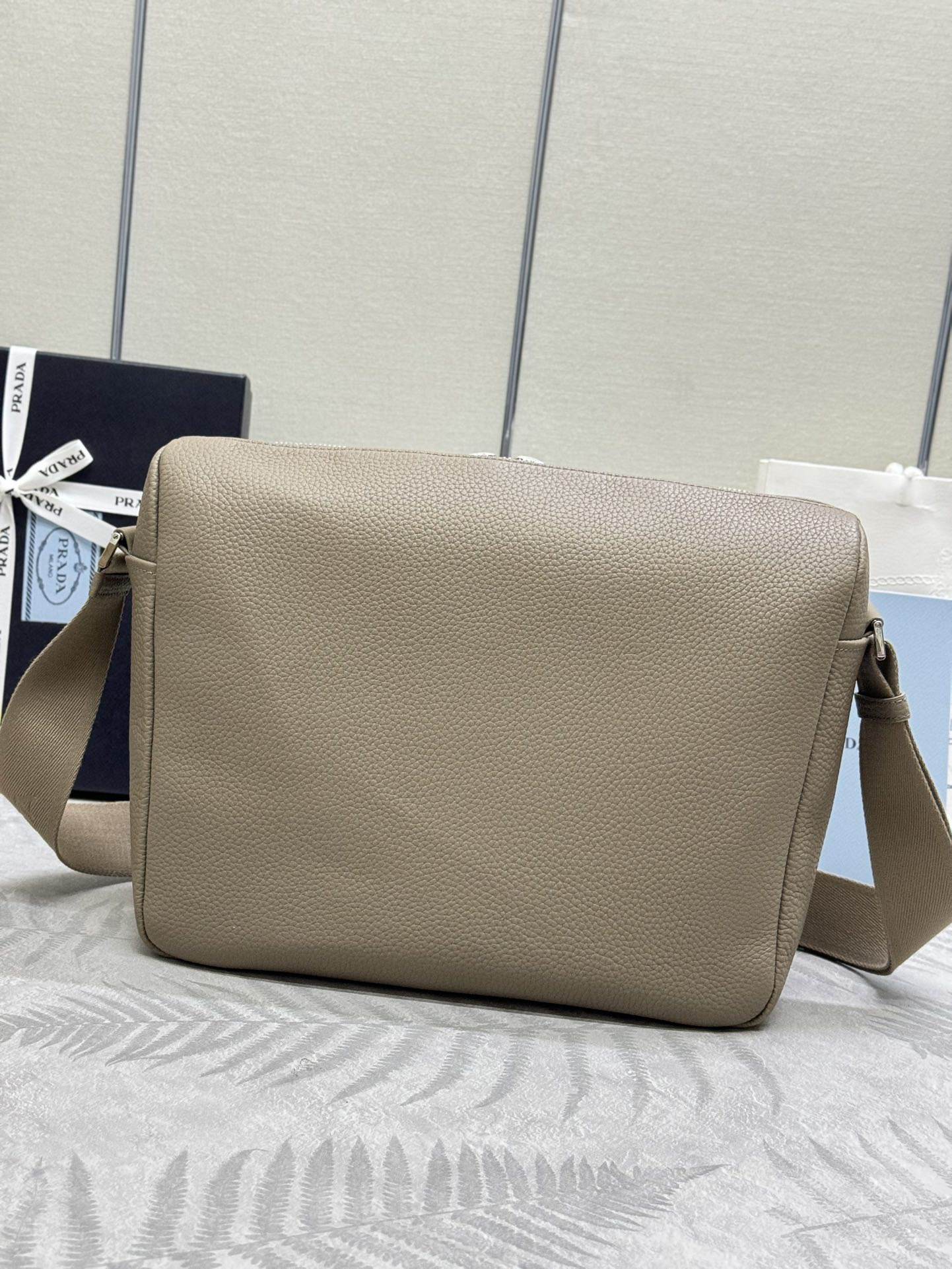 Pra*a Medium leather shoulder bag(HIGH-END GRADE)