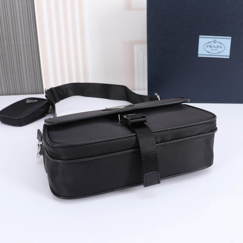 Pra*a Re-Nylon and Saffiano leather shoulder bag(HIGH-END GRADE)