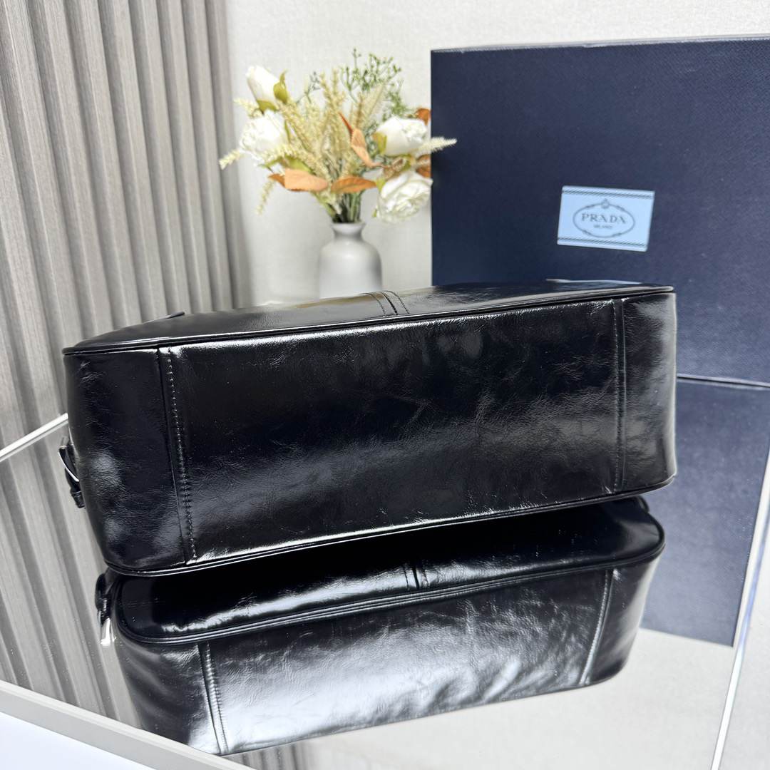 Pra*a Leather shoulder bag(HIGH-END GRADE)