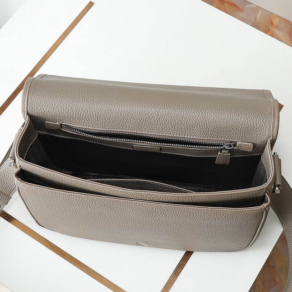 Pra*a Leather shoulder bag(HIGH-END GRADE)